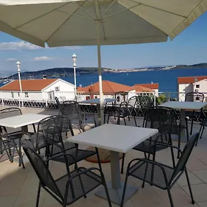 https://villa-kairos.hotels-in-trogir.com