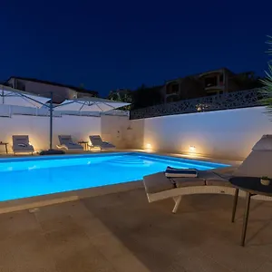 https://villa-fortis-ii.hotels-in-trogir.com